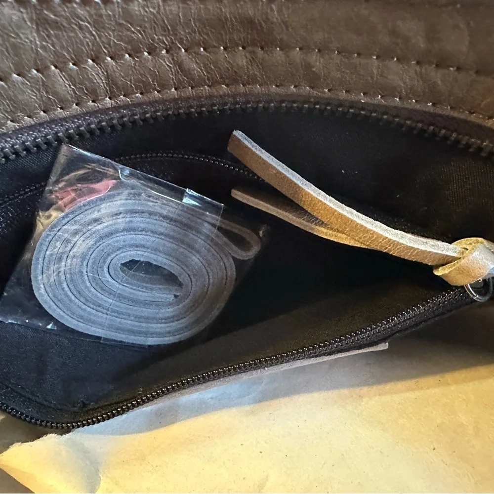 Balenciaga Women's Taupe Leather Bag - Picture 8 of 10